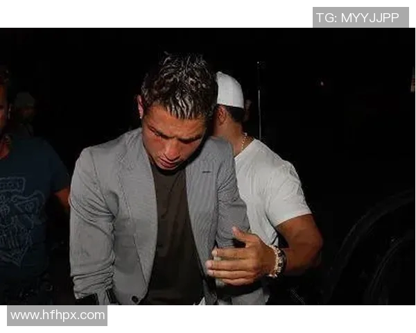 以爱为驱动力夜店狂欢的现役足球球星探索魅力与激情的双重生活 以爱为驱动力夜店狂欢的现役足球球星探索魅力与激情的双重生活