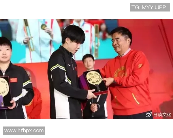 足球巨星收到中国球迷赠送的独特礼物展现深厚情谊和文化交流